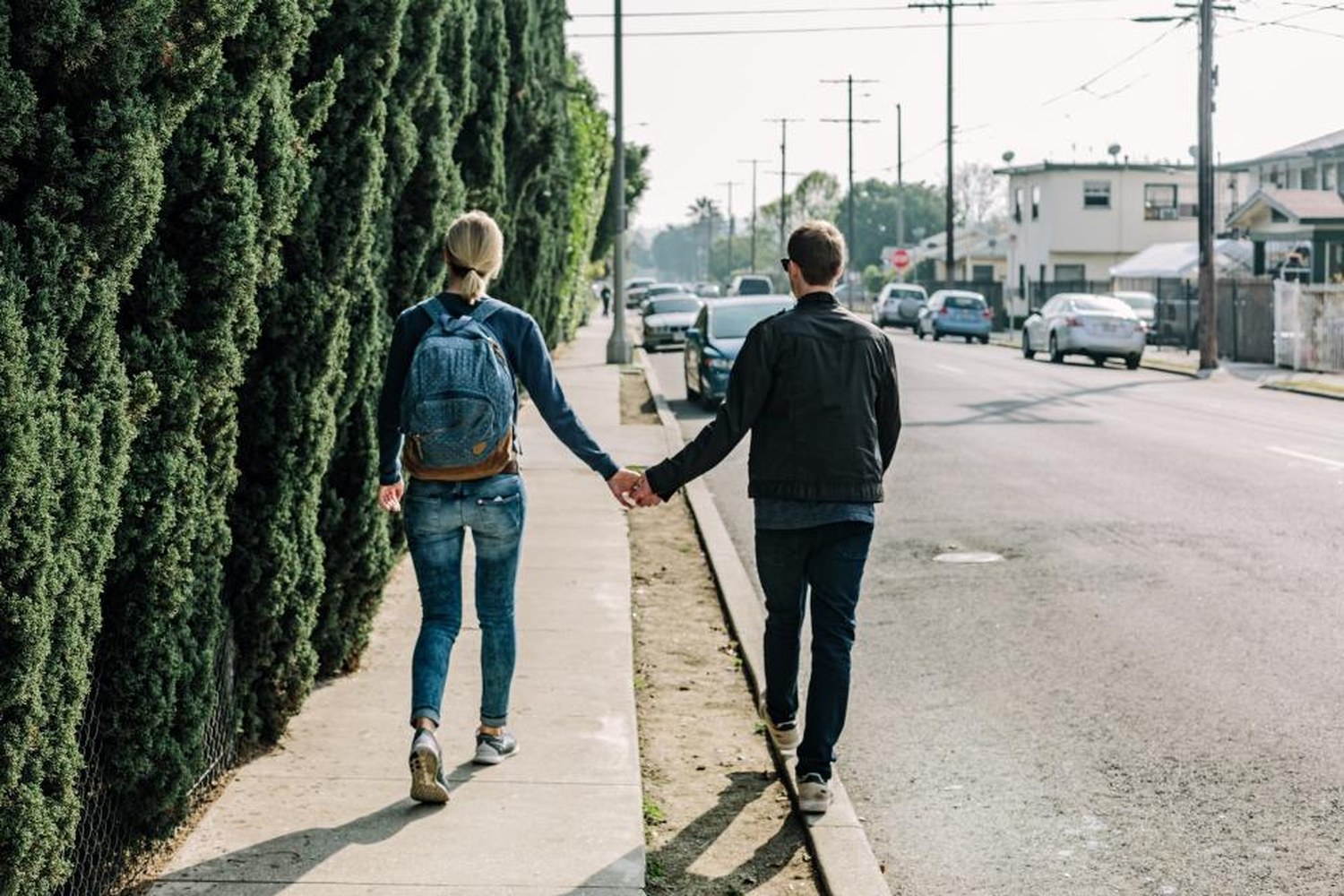 Twee collega's wandelen samen tijdens een werkoverleg buiten