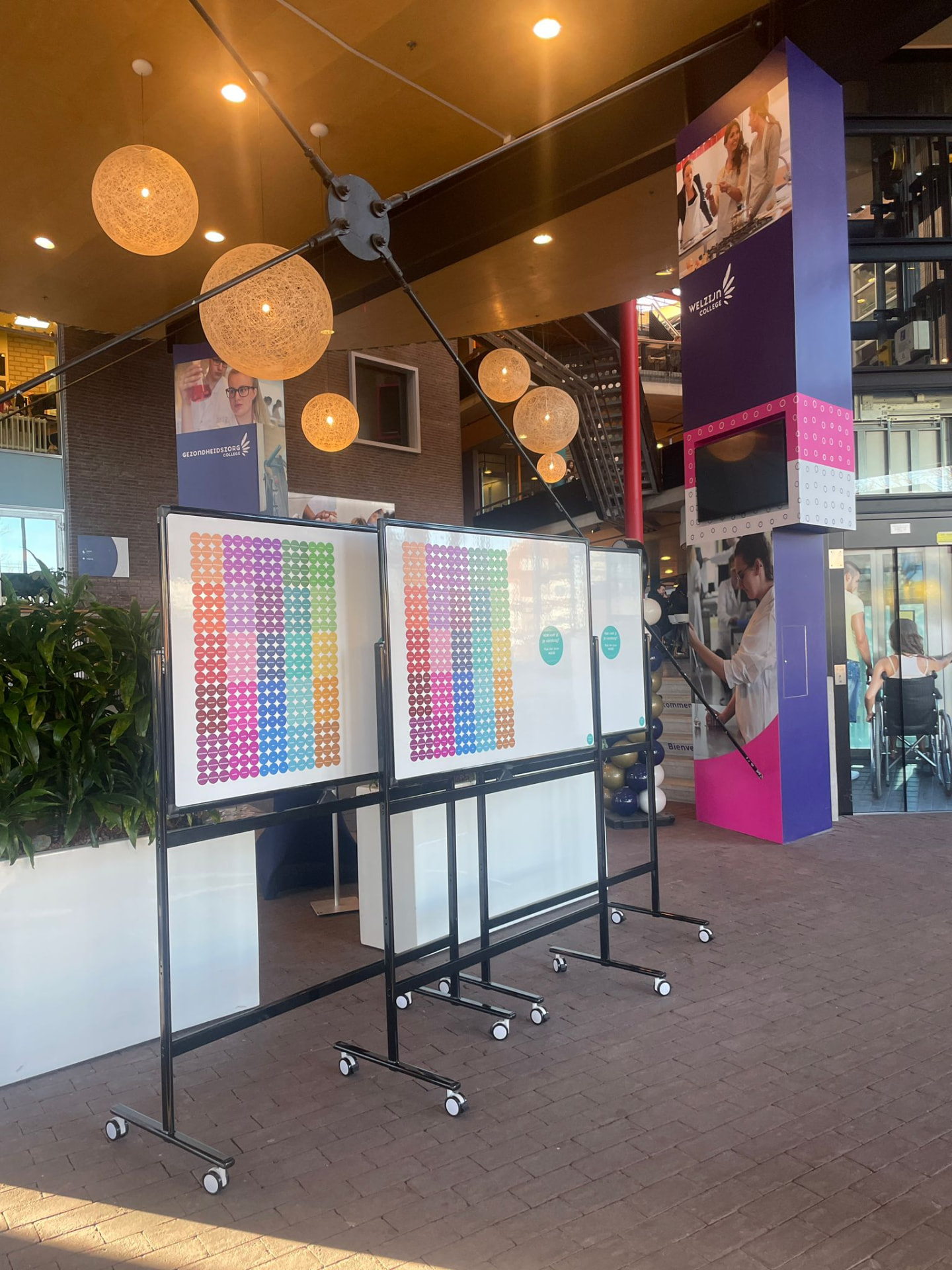 Drie mobiele Mood Wall-borden op een event vol kleurrijke magneten