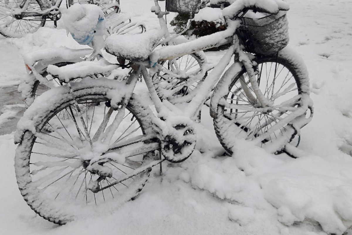 Besneeuwde fietsen in de winter tijdens het Bikkelseizoen
